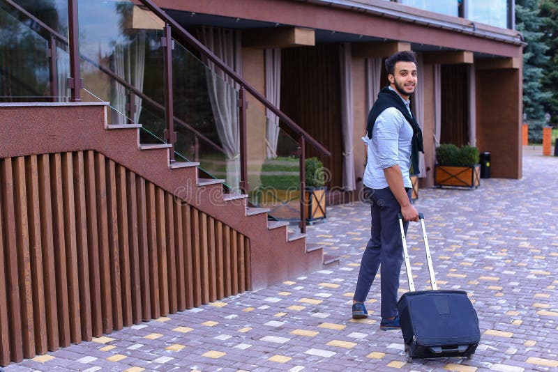 Junger Guy Arab Businessman Student Came gehen zum Restaurant mit SU lizenzfreie stockfotografie