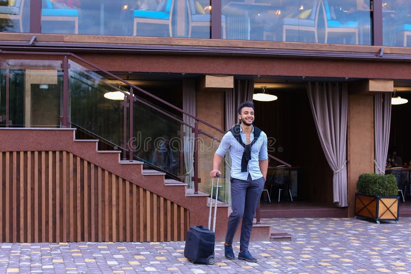 Junger Guy Arab Businessman Student Came gehen zum Restaurant mit SU stockfotos