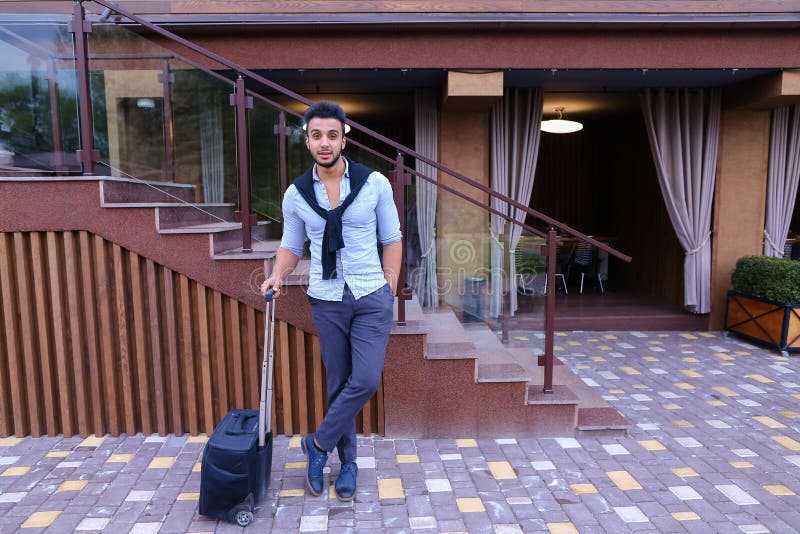 Junger Guy Arab Businessman Student Came gehen zum Restaurant mit SU lizenzfreie stockfotografie