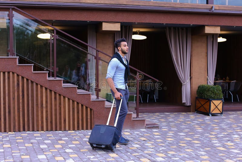 Junger Guy Arab Businessman Student Came gehen zum Restaurant mit SU stockfoto