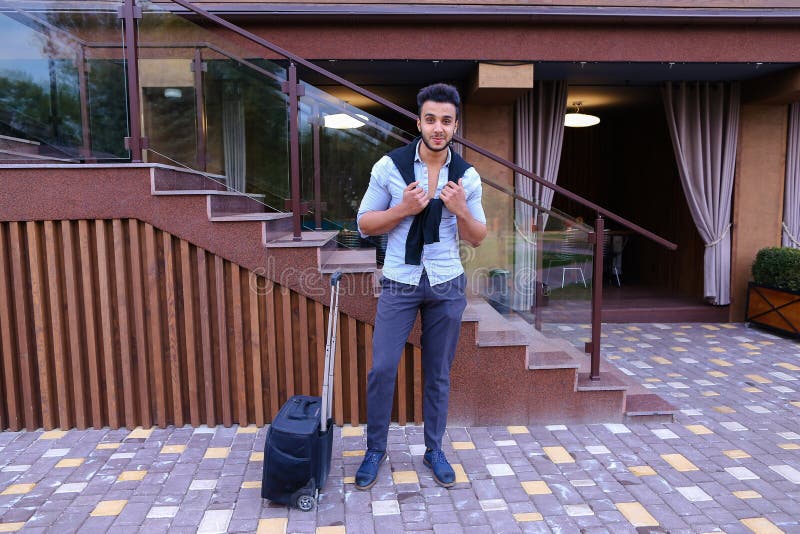 Junger Guy Arab Businessman Student Came gehen zum Restaurant mit SU lizenzfreies stockbild