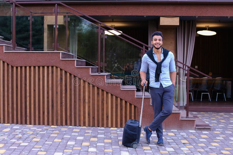 Junger Guy Arab Businessman Student Came gehen zum Restaurant mit SU lizenzfreies stockbild