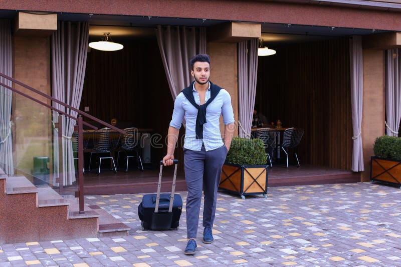 Junger Guy Arab Businessman Student Came gehen zum Restaurant mit SU lizenzfreies stockbild