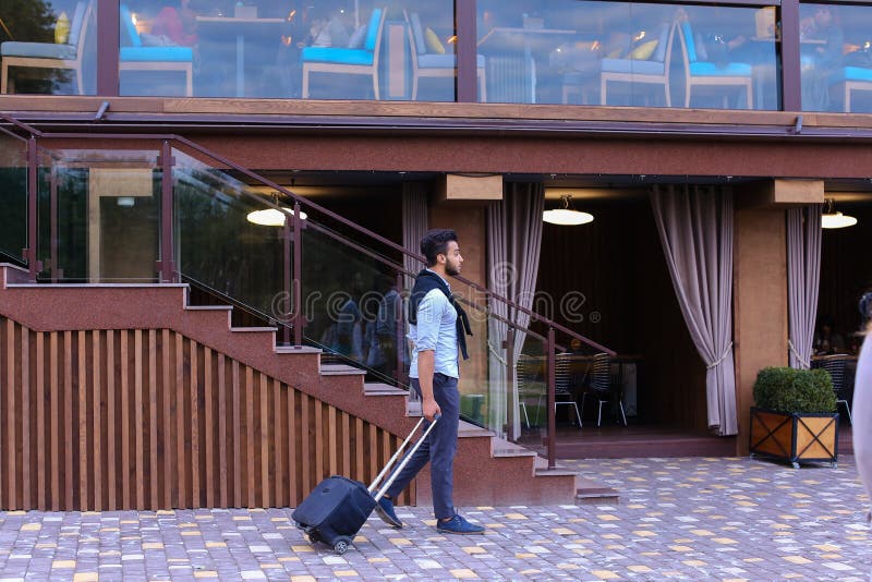 Junger Guy Arab Businessman Student Came gehen zum Restaurant mit SU stockbilder