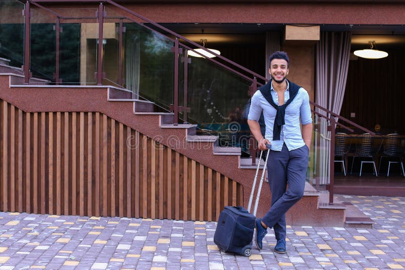 Junger Guy Arab Businessman Student Came gehen zum Restaurant mit SU stockbild