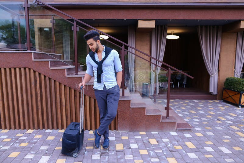Junger Guy Arab Businessman Student Came gehen zum Restaurant mit SU lizenzfreie stockfotografie