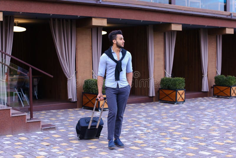 Junger Guy Arab Businessman Student Came gehen zum Restaurant mit SU stockbilder