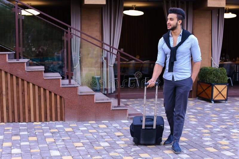 Junger Guy Arab Businessman Student Came gehen zum Restaurant mit SU stockbilder