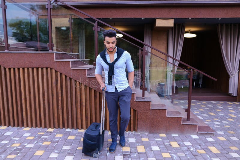 Junger Guy Arab Businessman Student Came gehen zum Restaurant mit SU stockfotos
