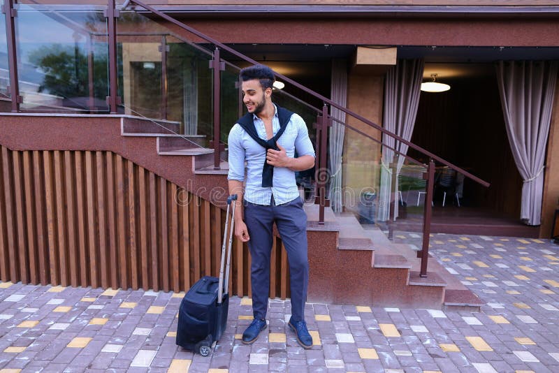 Junger Guy Arab Businessman Student Came gehen zum Restaurant mit SU stockfoto