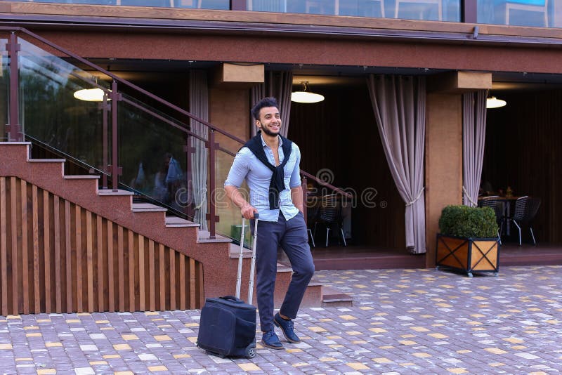 Junger Guy Arab Businessman Student Came gehen zum Restaurant mit SU lizenzfreies stockbild