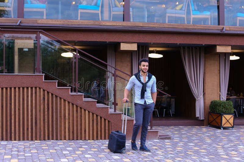 Junger Guy Arab Businessman Student Came gehen zum Restaurant mit SU stockfotografie
