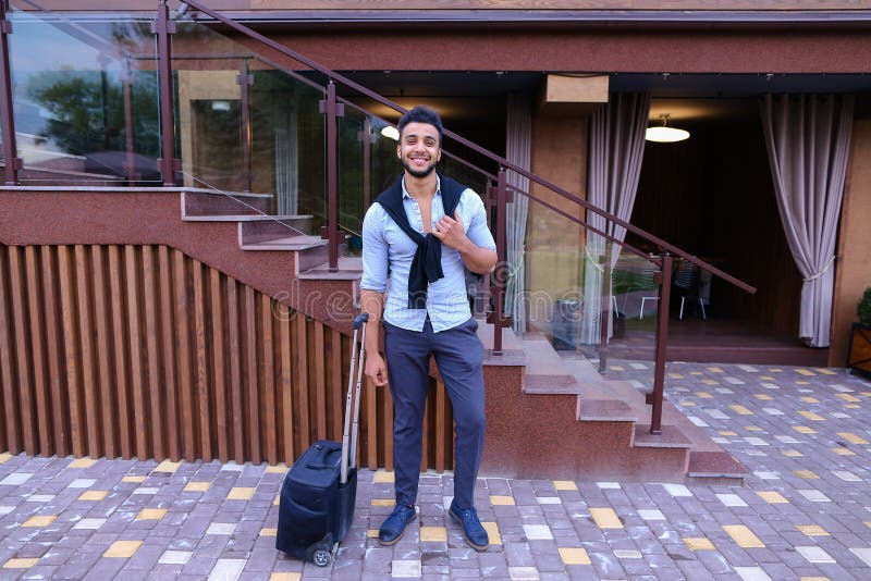 Junger Guy Arab Businessman Student Came gehen zum Restaurant mit SU lizenzfreie stockfotografie