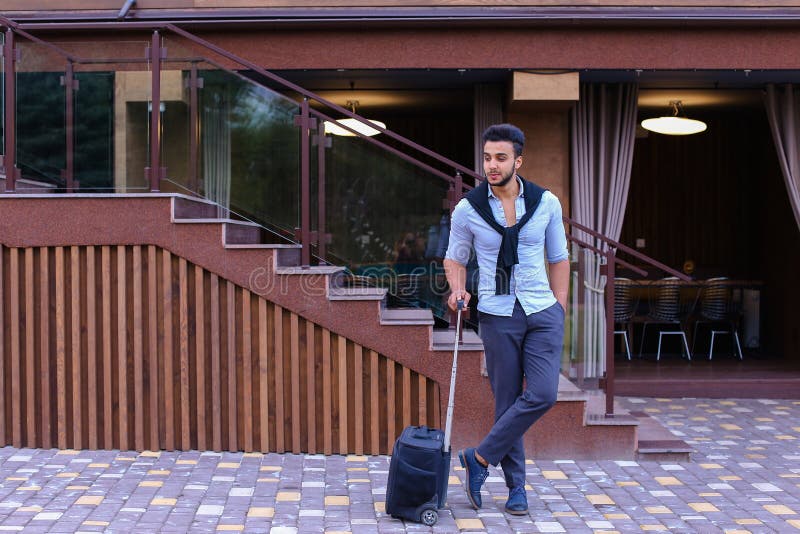 Junger Guy Arab Businessman Student Came gehen zum Restaurant mit SU stockbild