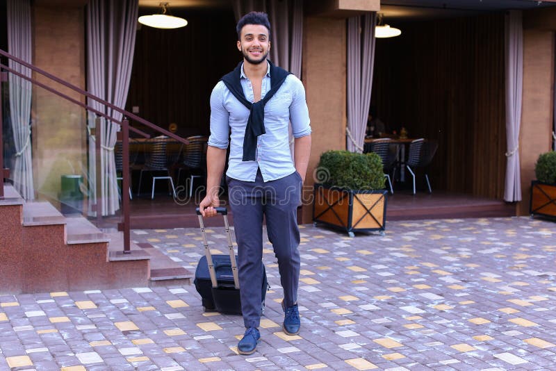 Junger Guy Arab Businessman Student Came gehen zum Restaurant mit SU stockbilder