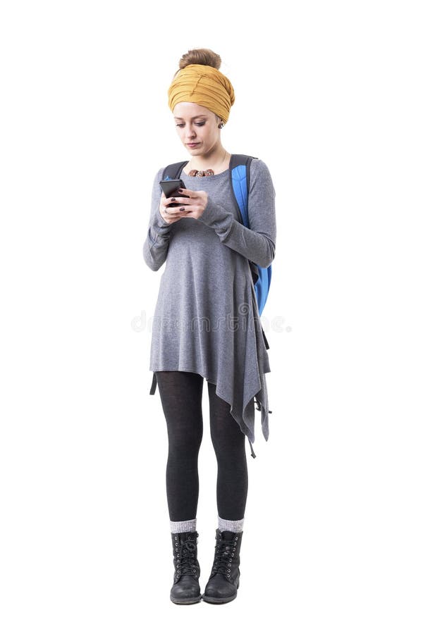 Junger Hippie-Wandererfrauenabenteurer, der tragenden Rucksack des intelligenten Telefons verwendet lizenzfreie stockfotos Junger Hippie-Wandererfrauenabenteurer, der tragenden Rucksack des intelligenten Telefons verwendet lizenzfreie stockfotos