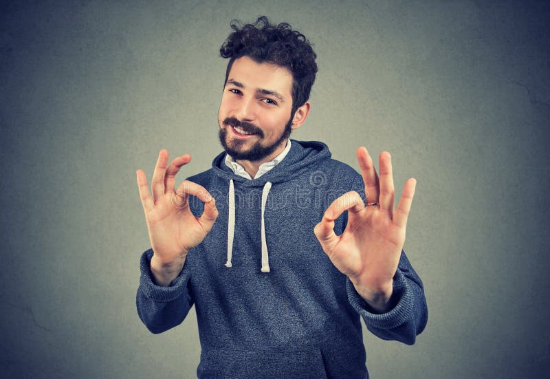 Junger hübscher überzeugter Mann, der okayzeichen zeigt stockfoto Junger hübscher überzeugter Mann, der okayzeichen zeigt stockfoto