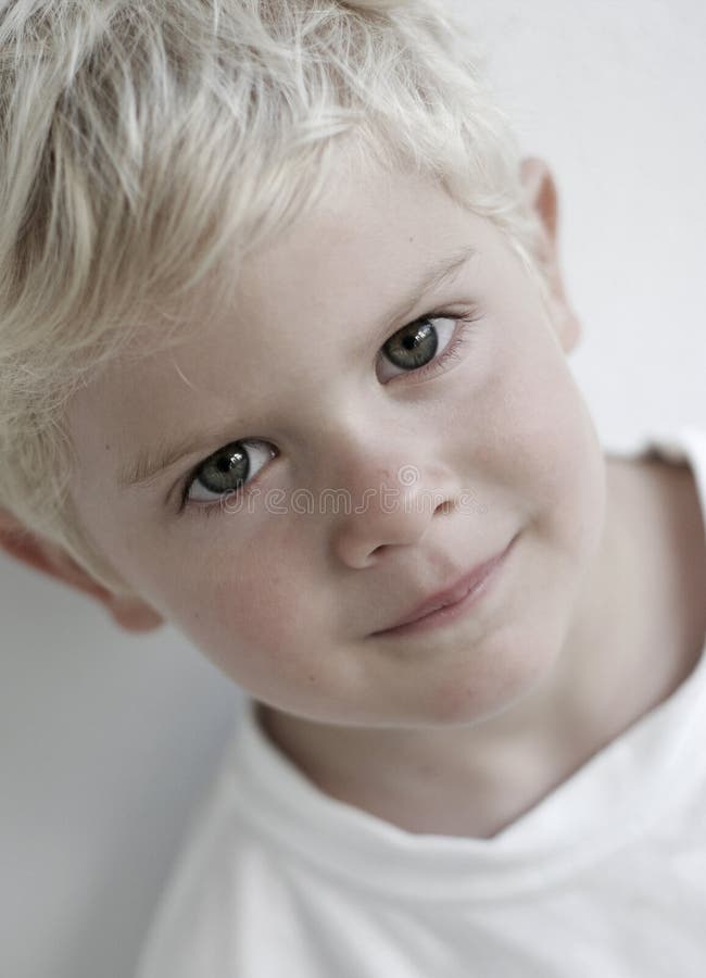 Junger Junge lizenzfreies stockbild Junger Junge lizenzfreies stockbild