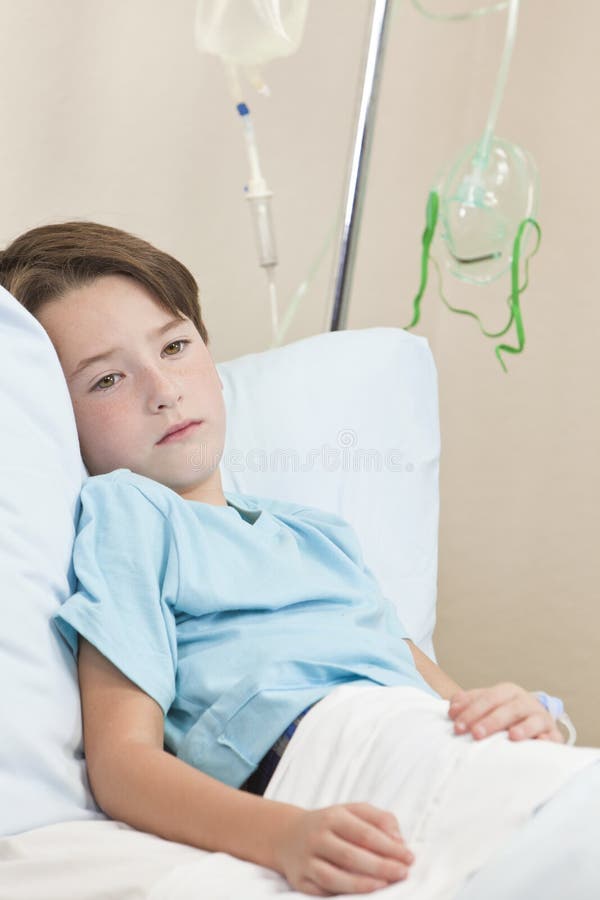 Junger Jungen-Kind-Patient im Krankenhaus-Bett stockfotografie Junger Jungen-Kind-Patient im Krankenhaus-Bett stockfotografie