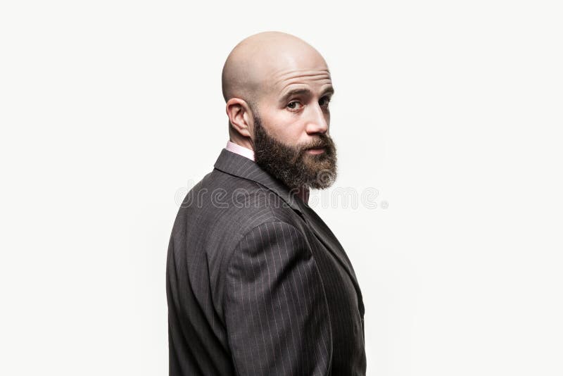 Junger kahler Mann mit einem Bart stockfotos