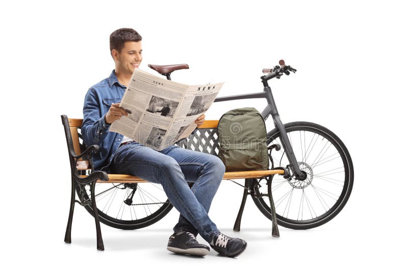 Junger Kerl mit einem Fahrrad und einem Rucksack, die auf einem hölzernen benc sitzen stockbilder Junger Kerl mit einem Fahrrad und einem Rucksack, die auf einem hölzernen benc sitzen stockbilder