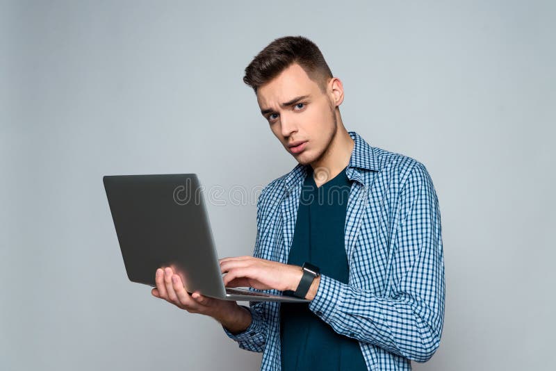 Junger Kerlprogrammierer entwickelt Anwendung stockbild Junger Kerlprogrammierer entwickelt Anwendung stockbild