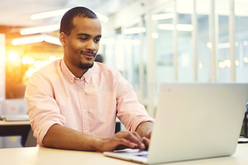 Junger Lehrer und Student der Nachfolger während der on-line-Beratung plaudern das Arbeiten im Büro, das in der guten Laune Innen lizenzfreies stockbild Junger Lehrer und Student der Nachfolger während der on-line-Beratung plaudern das Arbeiten im Büro, das in der guten Laune Innen lizenzfreies stockbild