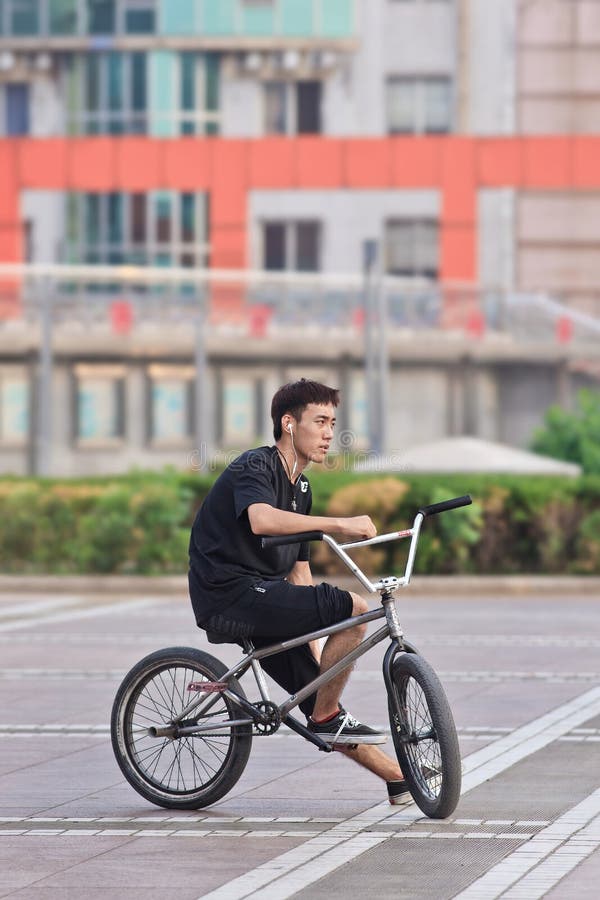 Junger Mann Auf Einem Fahrrad, Peking, China