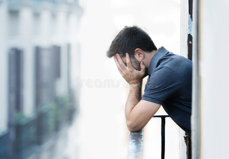 Junger Mann am Balkon in der Krise, die emotionale Krise und Leid erleidet