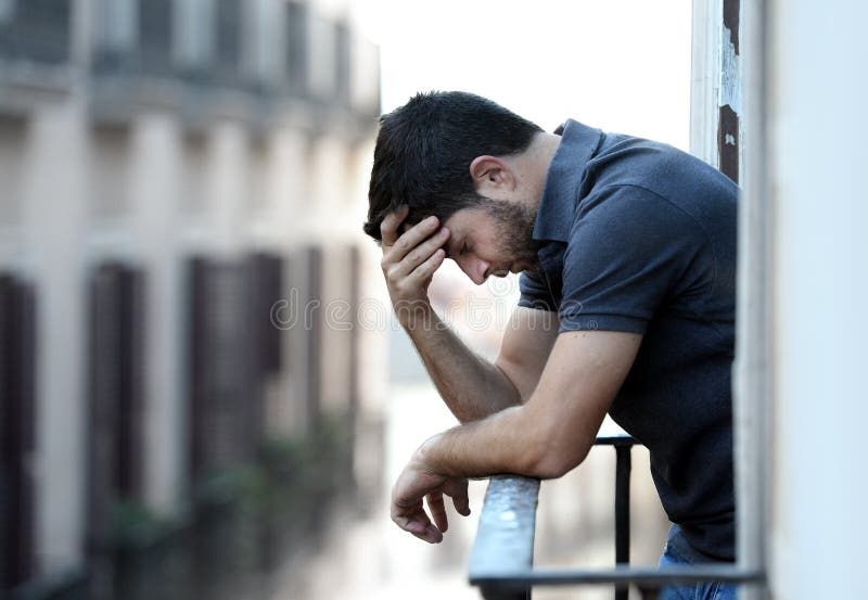 Junger Mann am Balkon in der Krise, die emotionale Krise und Leid erleidet
