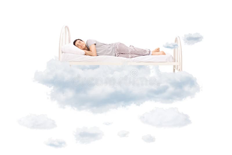 Junger Mann, der auf einem bequemen Bett in den Wolken schläft