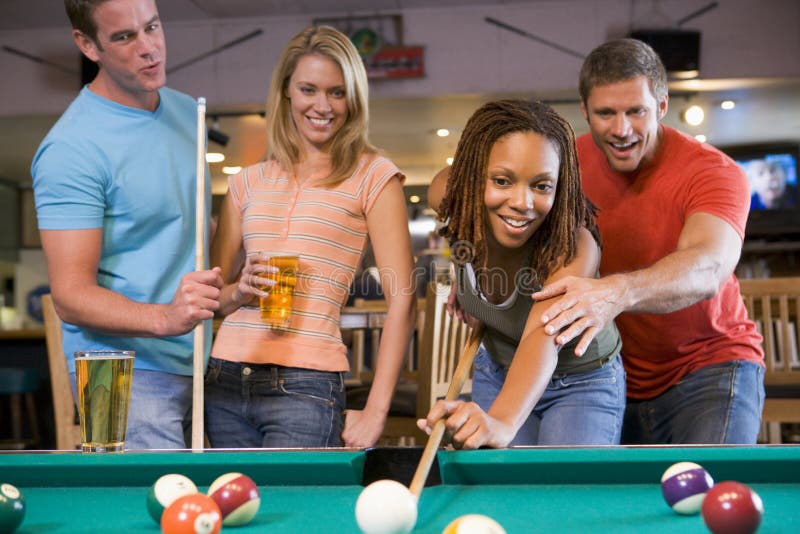 Junger Mann, der eine junge Frau unterrichtet, Pool zu spielen stockbilder Junger Mann, der eine junge Frau unterrichtet, Pool zu spielen stockbilder