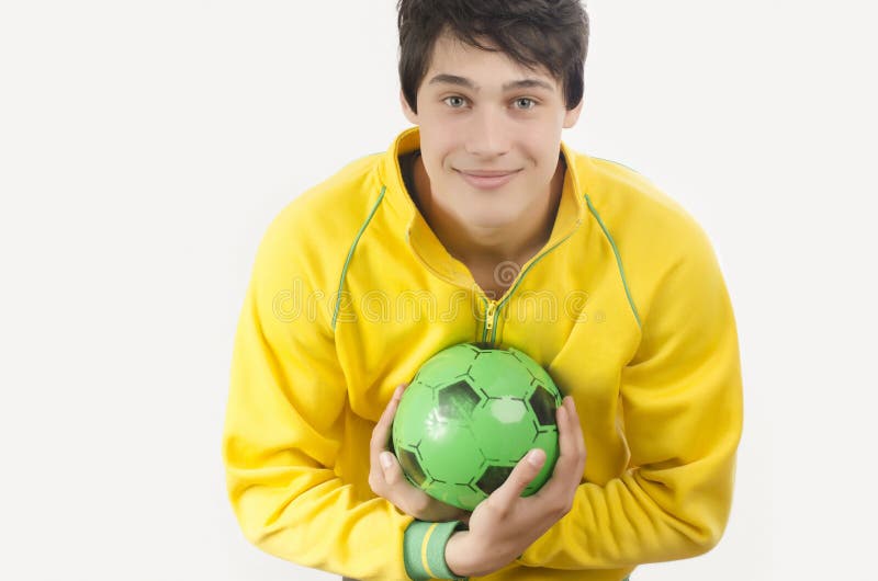 Junger Mann, der einen Fußballball fängt stockbild Junger Mann, der einen Fußballball fängt stockbild