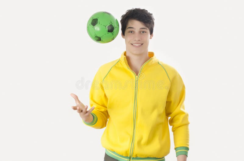 Junger Mann, der einen Fußballball wirft lizenzfreie stockbilder Junger Mann, der einen Fußballball wirft lizenzfreie stockbilder