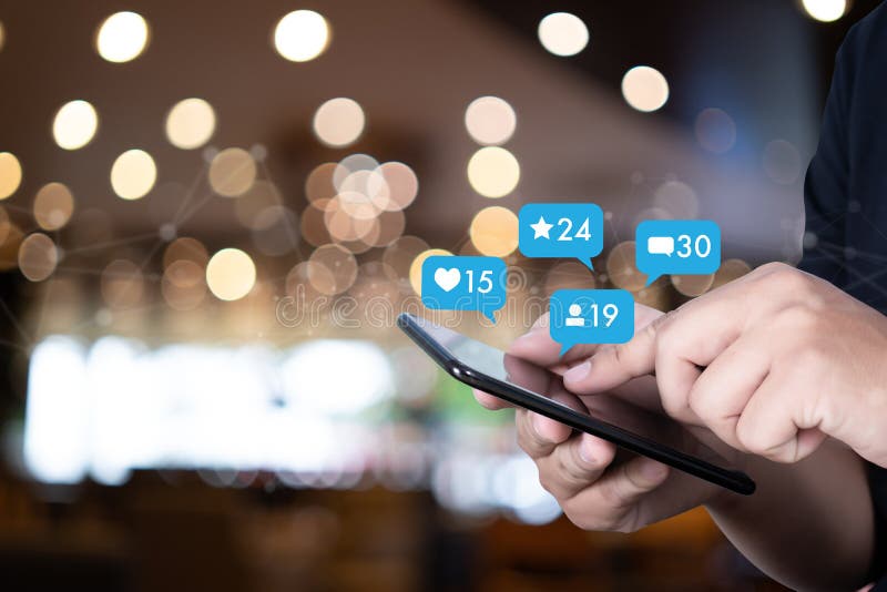 Junger Mann, der intelligentes Telefon Social Media und Kennzeichen des Sozialen Netzes verwendet lizenzfreie stockfotografie Junger Mann, der intelligentes Telefon Social Media und Kennzeichen des Sozialen Netzes verwendet lizenzfreie stockfotografie
