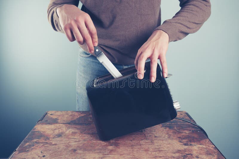 Junger Mann Mit Messer Im Toaster Stockfoto Bild von mahlzeit, mann