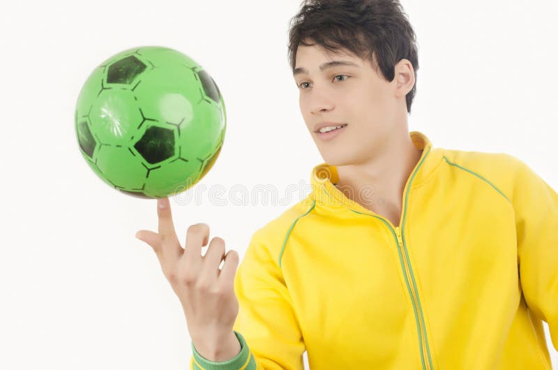 Junger Mann, der mit einem Fußballball spielt stockfotos Junger Mann, der mit einem Fußballball spielt stockfotos
