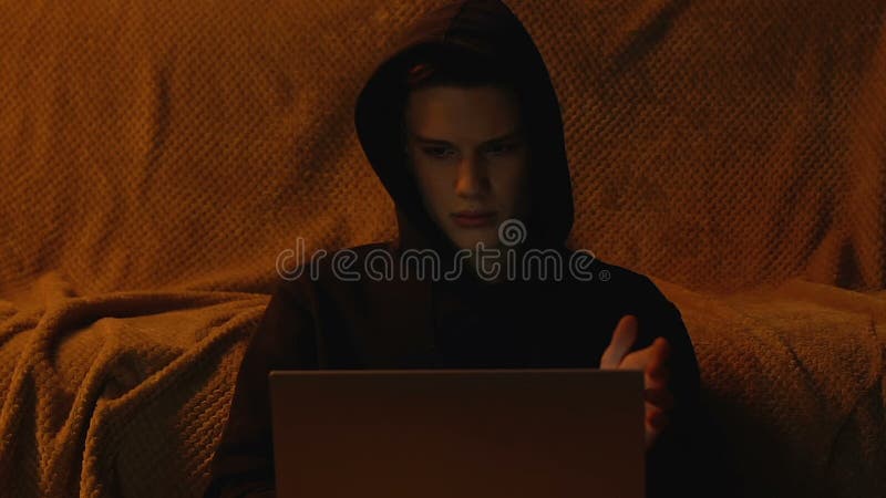 Junger Mann, der oben Videospiel auf Laptop nachts, Technikprobleme, Abschluss spielt