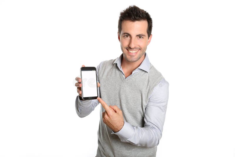 Junger Mann, der Text auf Smartphoneschirm zeigt lizenzfreie stockfotografie Junger Mann, der Text auf Smartphoneschirm zeigt lizenzfreie stockfotografie