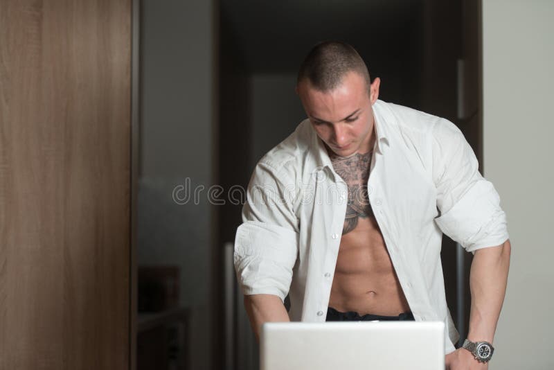 Junger Mann, der zu Hause an Computer-Laptop arbeitet lizenzfreie stockbilder Junger Mann, der zu Hause an Computer-Laptop arbeitet lizenzfreie stockbilder