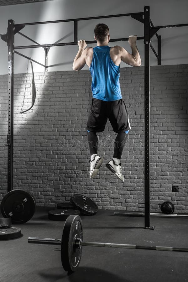 Junger Mann macht, Training hochzuziehen lizenzfreies stockbild Junger Mann macht, Training hochzuziehen lizenzfreies stockbild