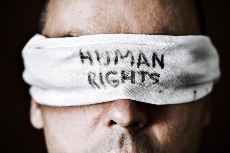 Junger Mann mit einer Augenbinde mit den Menschenrechten des Textes