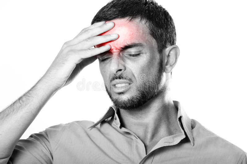 Junger Mann mit leidenden Kopfschmerzen und Migräne des Bartes im Schmerzausdruck