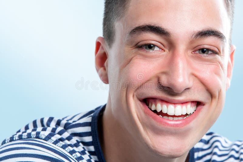 Junger Mann mit reizend Lächeln