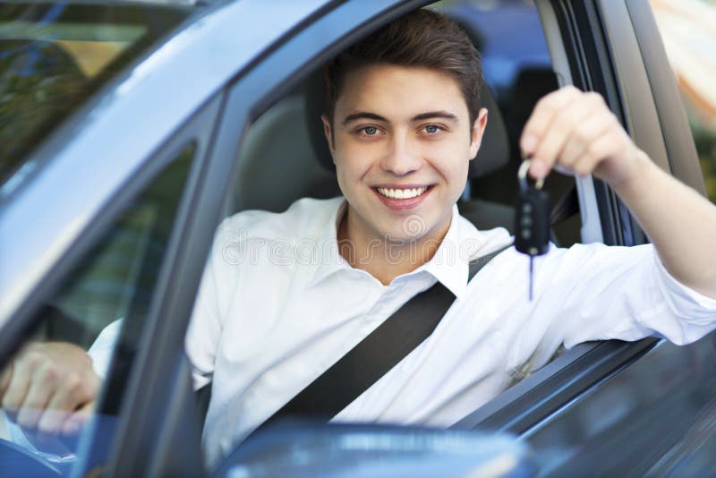 Junger Mann mit Schlüsseln zum Neuwagen lizenzfreies stockfoto Junger Mann mit Schlüsseln zum Neuwagen lizenzfreies stockfoto