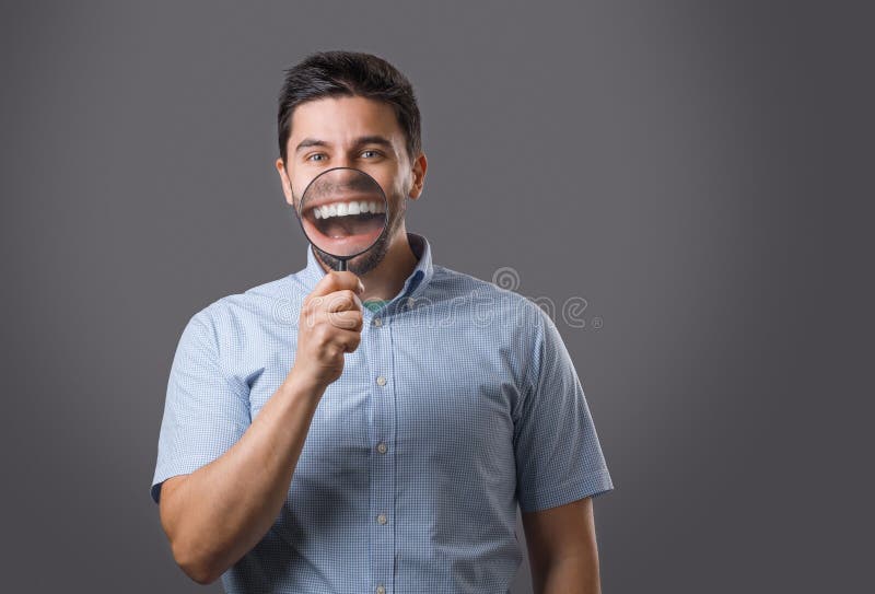 Junger Mann mit Vergrößerungsglas lizenzfreies stockbild