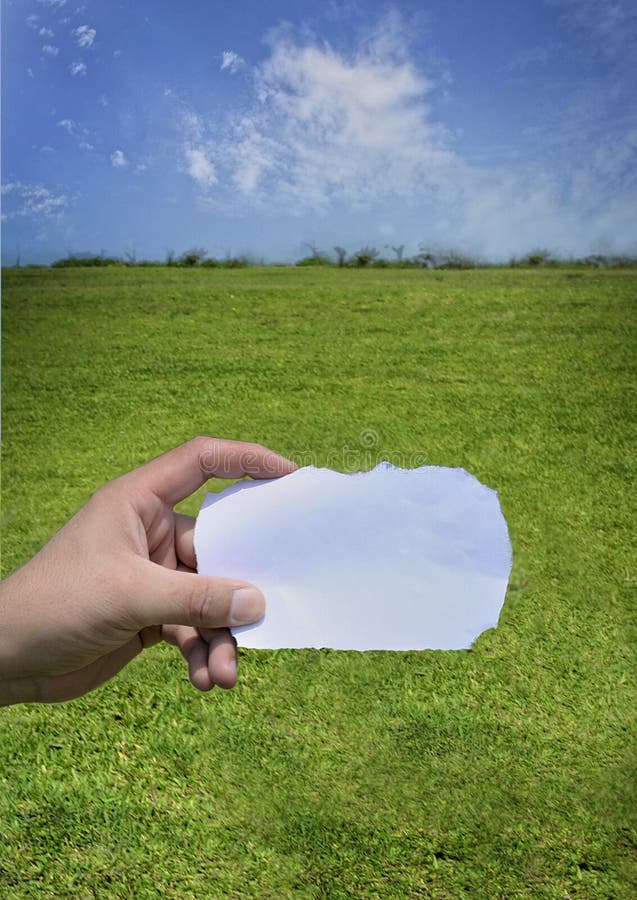 Junger Mann ` s Hand, die leeres Papier hält Blauer Himmel stockfotografie Junger Mann ` s Hand, die leeres Papier hält Blauer Himmel stockfotografie