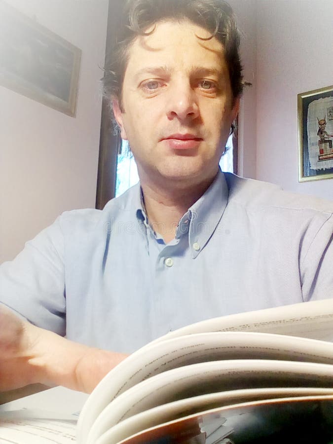 Junger Mann studiert auf Buch - Foto lizenzfreie stockfotos Junger Mann studiert auf Buch - Foto lizenzfreie stockfotos