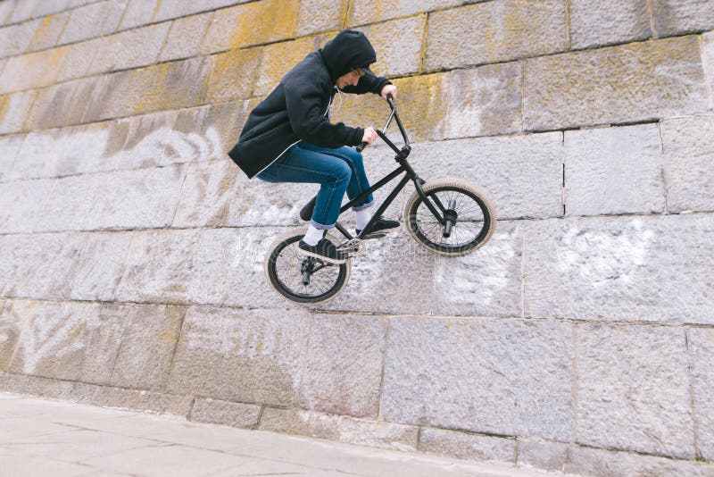 Junger Mann tut Tricks auf BMX BMX-Freistil lizenzfreies stockfoto Junger Mann tut Tricks auf BMX BMX-Freistil lizenzfreies stockfoto