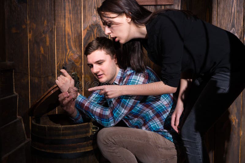 Junger Mann und Frau öffneten ein Fass und das Versuchen, ein conund zu lösen stockfotos